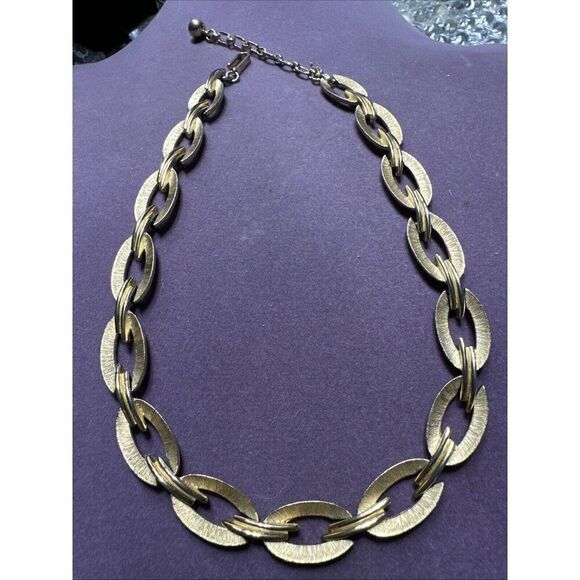 Vintage Trifari Gold-Tone Textured Link Necklace Classic - Picture 1 of 5